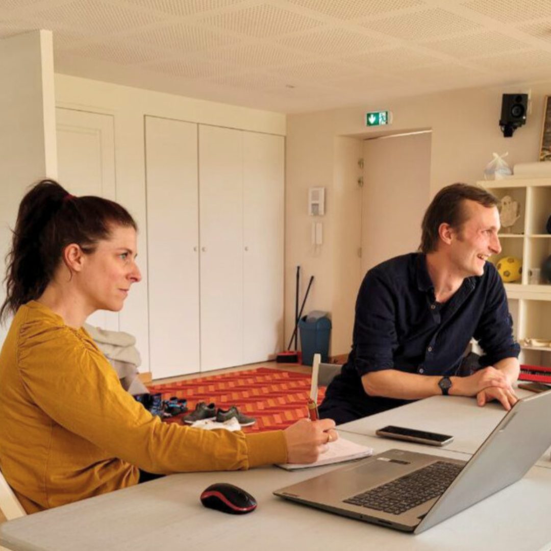 Deux dirigeants en réunion de travail devant un ordinateur
