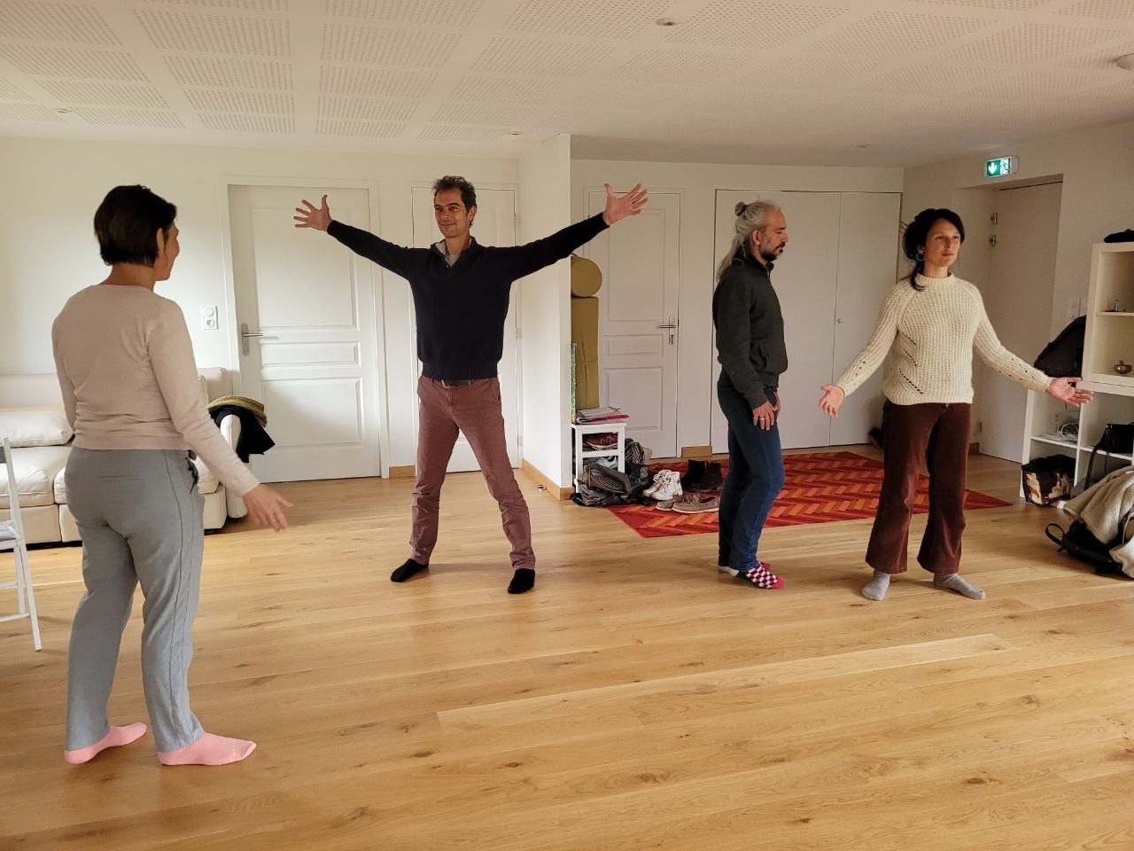 Un participant les bras grands ouverts, le groupe autour