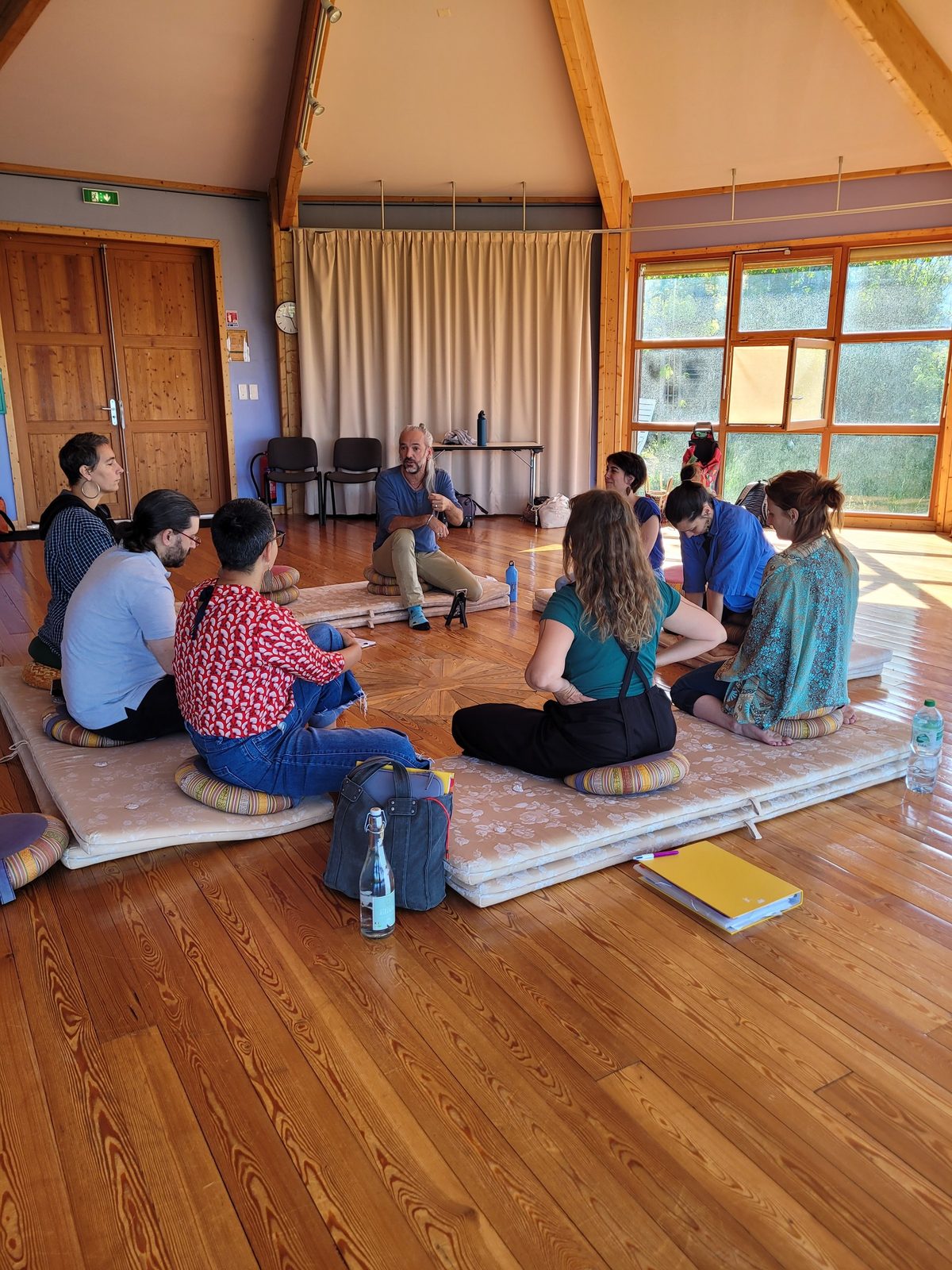 Le cercle des participants assis au sol dans la yourte
