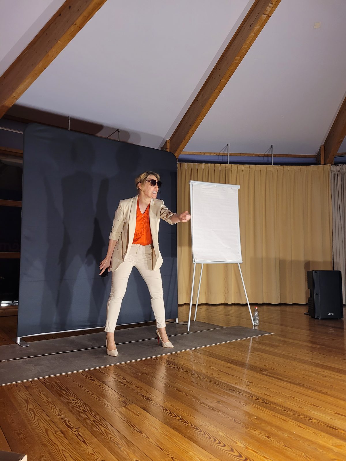 Une formatrice devant le paperboard, en atelier