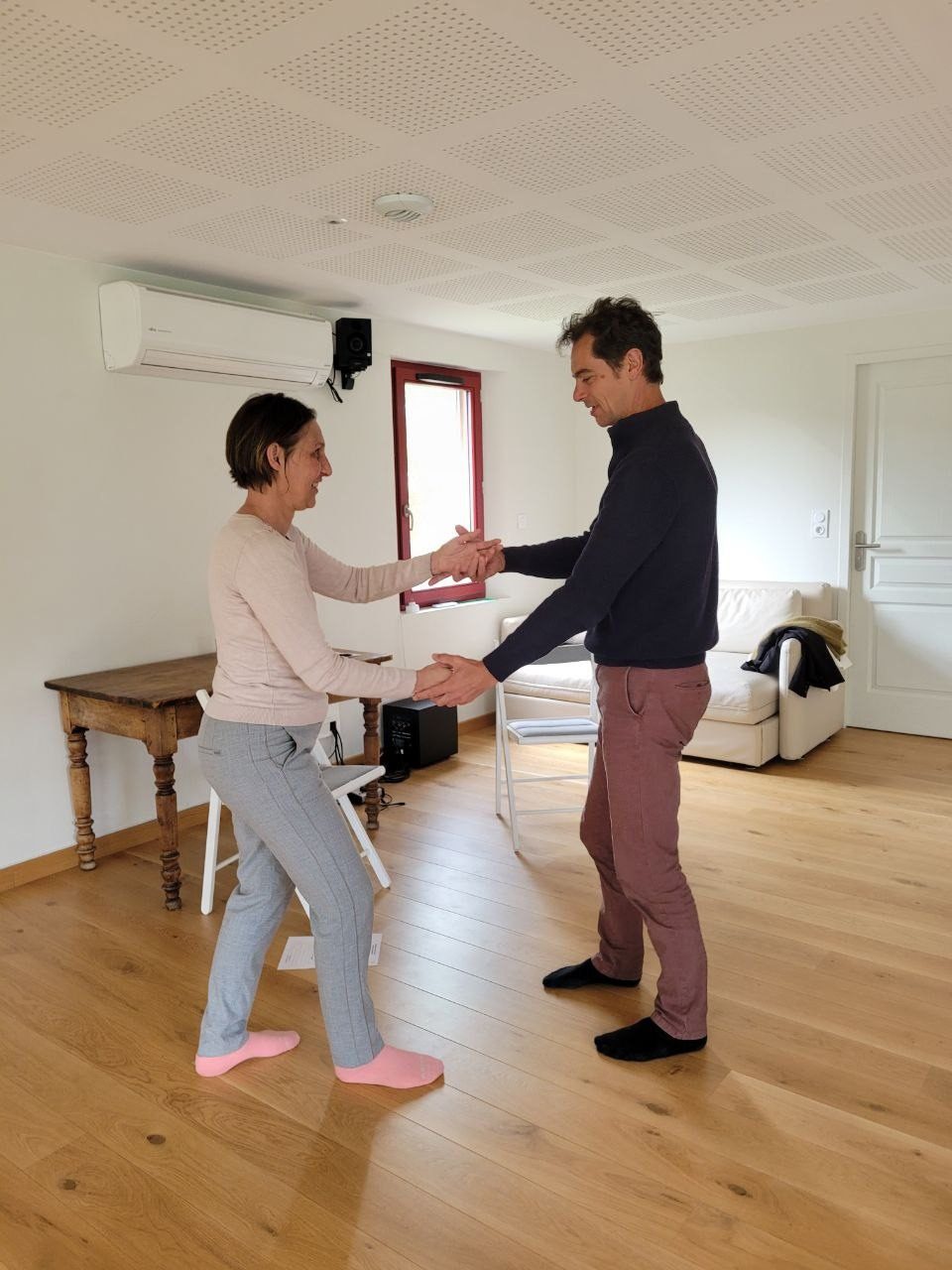 Deux participantes face à face, un pas l'une vers l'autre