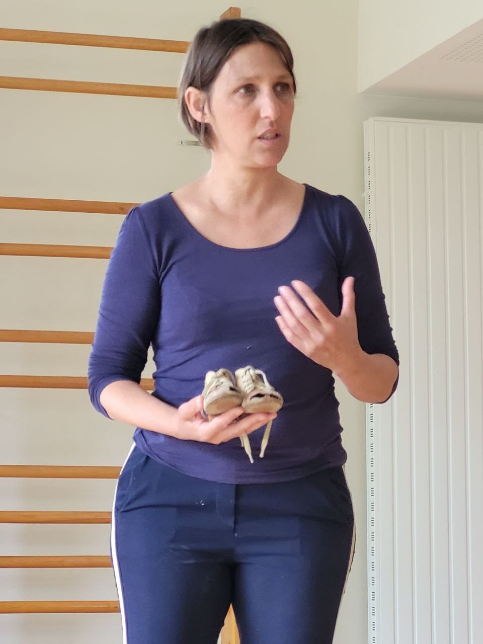 Une participante qui parle, un objet dans les mains