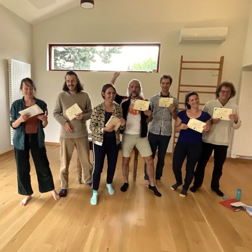 Un groupe de participantes debout, chacune une carte à la main